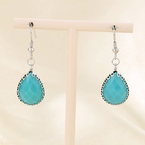Macro de boucles d'oreilles goutte bleu ciel avec filigrane argenté sur support T