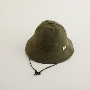 Détail d'un chapeau soleil enfant vert armée avec cordon réglable et étiquette tissée