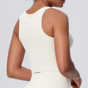 Detail des Racerback-Designs und gebürsteten Stoffes dieses cremefarbenen Yoga-Sport-BHs