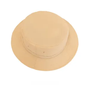 Vista dall'alto del cappello a secchiello beige con cuciture e fori di sfiato