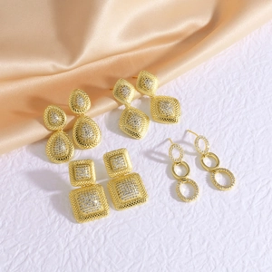 Set de cuatro pares de pendientes dorados con circonitas en formas geométricas y de gota