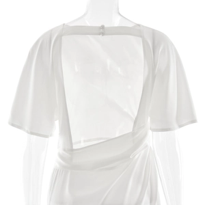 Detailansicht des eleganten rückenfreien Designs und Knopfverschlusses am weißen Kleid