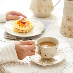 Handgefertigtes Keramik-Kaffeetassen-Set mit floraler Unterglasur in Beige-Finish