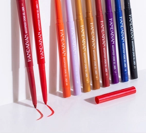 Macro-opname van veelkleurige waterbestendige crème gel eyeliner in diverse levendige tinten
