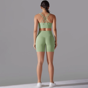 Completo yoga donna verde chiaro con reggiseno sportivo incrociato e pantaloncini biker