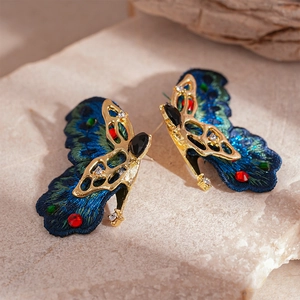 Boucles d'oreilles papillon brodées rétro avec strass et texture plume de paon
