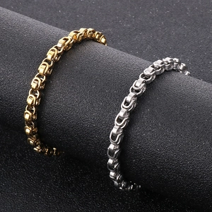 Bracelets à chaîne minimalistes en acier inoxydable or et argent sur présentoir noir