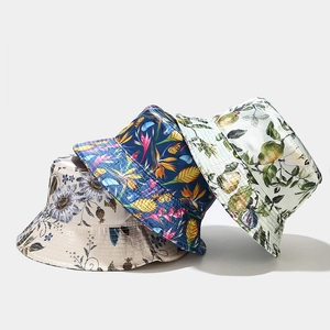 Cappelli parasole pieghevoli da donna in tre eleganti fantasie tropicali e botaniche