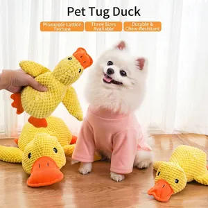 Gioco per cani a forma di papera in tessuto a griglia di ananas con cane Pomerania