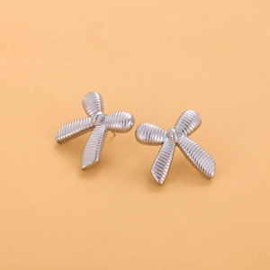 Vue détaillée des boucles d'oreilles nœud argenté avec textures horizontales et métal