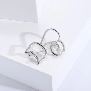 Detailansicht einer silbernen Katzenbrosche mit herzförmigem Wirbeldesign aus Metall