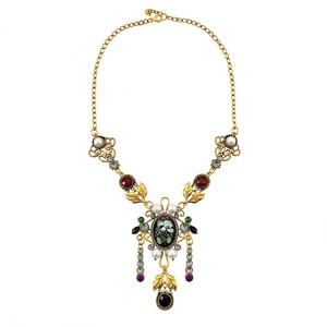 Collier vintage doré avec pierres colorées et glands de perles sur fond blanc