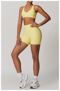 Vue détaillée de l'ensemble short de yoga taille haute et brassière sport jaune clair