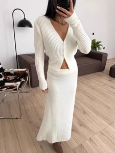 Set in maglia bianca due pezzi con cardigan scollo a V e gonna lunga in tessuto a costine