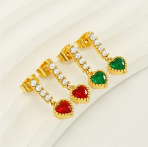 Dettaglio degli orecchini vintage a cuore con perle bianche e placcatura oro 18 carati