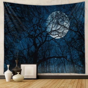 Dettaglio dell'arazzo foresta al chiaro di luna con cielo notturno blu scuro sulla parete