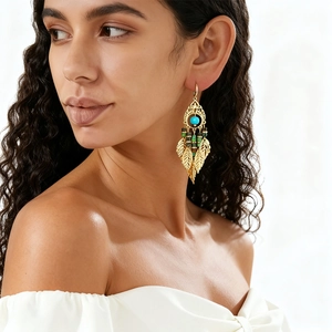 Boucles d'oreilles bohèmes dorées avec perles turquoise et feuilles sur mannequin