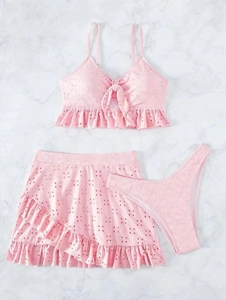 Detail van roze driedelige bikiniset met oogjesborduursel en ruches aan de randen