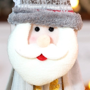 Nahaufnahme vom Weihnachtsmann-Vorhanghalter mit Stricktextur und Plüschpompon-Detail