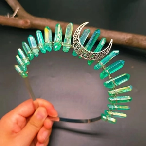 Détails des cristaux de quartz aura turquoise et du symbole de lune argentée sur la couronne