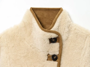 Detail von Lammfellkragen und Wildlederbesatz an der wendbaren Winterjacke