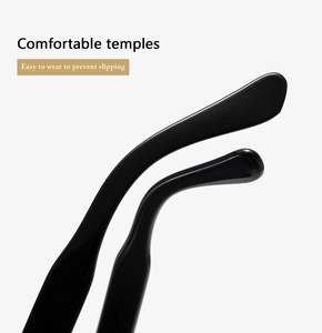 Gros plan des branches de lunettes noires brillantes avec embouts antidérapants