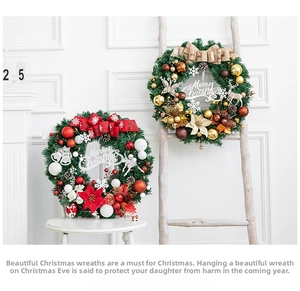 Détails des couronnes de Noël avec nœuds rouges, pommes de pin et boules dorées