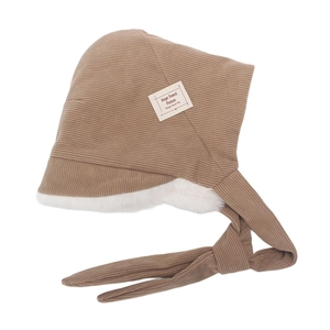Detail der Baby-Wintermütze mit braunem Cord und weißem Kunstfell-Innenfutter