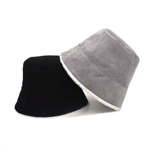 Détail de bobs en velours côtelé avec doublure polaire en noir classique et gris foncé
