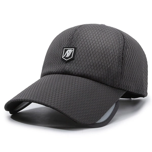 Dunkelgraue Herren Mesh-Baseballkappe mit ausziehbarem Visier und Outdoor-Logo
