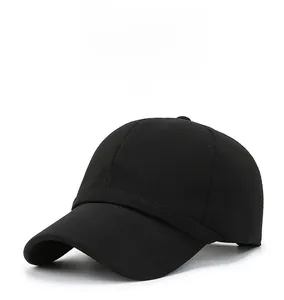 Primo piano dettagliato di un cappellino da baseball nero con emblema a scudo in metallo