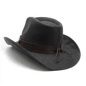 Détail de la texture d'un chapeau de cowboy noir tressé avec bandeau en similicuir brun
