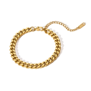Detail eines 18k vergoldeten Edelstahl-Panzerarmbands mit K18-Anhänger und Karabinerverschluss