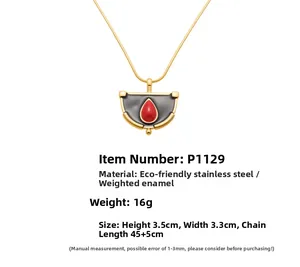 Détail macro du pendentif géométrique en émail sur chaîne serpent dorée avec mesures
