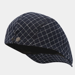 Béret vintage bleu marine à carreaux blancs avec boucle métallique latérale décorative