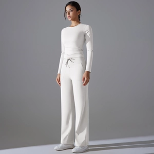 Ensemble de yoga blanc pour femme avec haut à manches longues et pantalon large taille haute