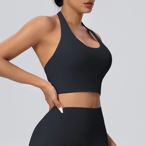 Vista laterale del reggiseno yoga nero e dei leggings a vita alta in tessuto opaco