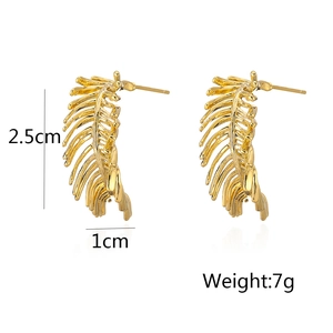 Detail view of 18K gold plated leaf earrings with size parameters 2.5cm and weight 7g