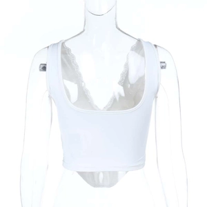 Detailansicht des weißen Crop-Tops Rückseite mit feiner Spitze und Kontrast-Bandverzierung