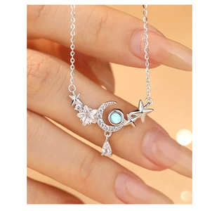 Détail du pendentif lune en argent s925 avec pierre de lune et cristal brillant
