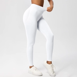 Detail der weißen nahtlosen Yoga-Hose mit hohem Bund und elastischer Bauchkontrolle