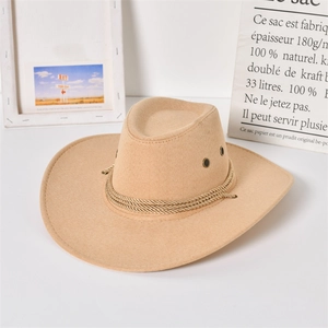 Cappello da cowboy color kaki con corda intrecciata su sfondo bianco in studio minimalista