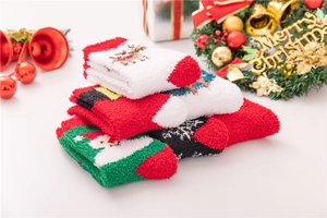 Detail von Korallenfleece-Weihnachtssocken mit festlichen Mustern aus Elchen und Flocken