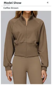 Detail der kaffeebraunen Sportjacke mit Stehkragen und Rippbündchen für Damen