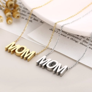 Colliers avec pendentif MOM poli en finition or et argent sur chaîne fine