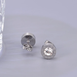 Vue détaillée des boucles d'oreilles argentées à chiffres romains et zircons brillants
