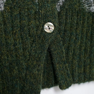 Gilet en maille rétro vert foncé avec bouton perle et texture côtelée épaisse
