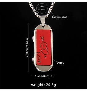 Détail du pendentif skateboard rouge en forme de cœur indiquant la hauteur de 4,18 cm