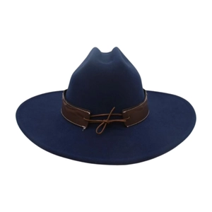 Vista detallada de un sombrero fedora de fieltro azul marino con banda de cuero marrón