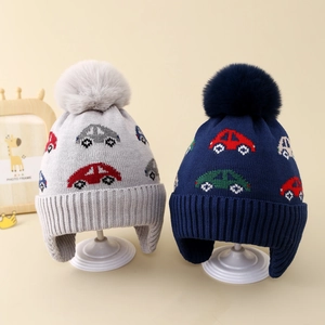 Winterstrickmütze für Jungen mit Auto-Muster und Bommel, warme Mütze mit Ohrenklappen
